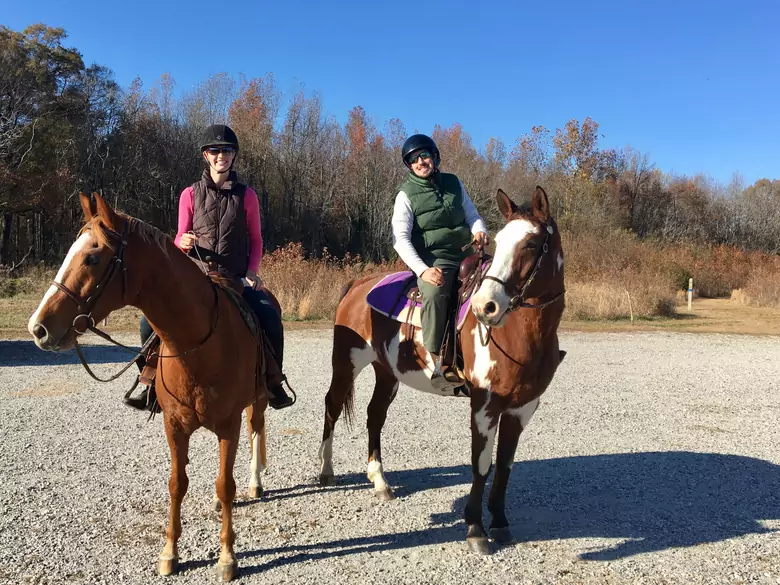 Jakie są korzyści z praktykowania jazdy na koniu?