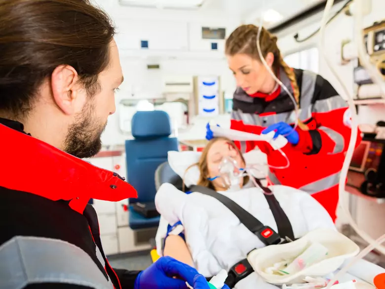 Jak prawidłowo udzielić pomocy osobie poparzonej przez fajerwerki?