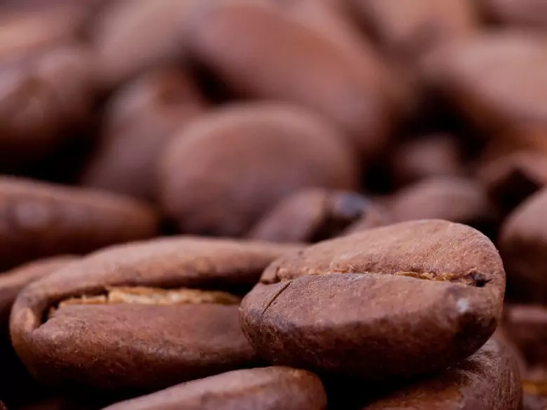 Kawa w pracy – skutecznie pomaga czy nieświadomie szkodzi?