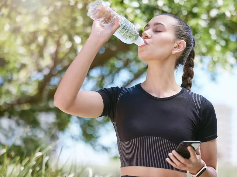 Pij więcej wody – tylko jak? 5 trików, by pić jej wystarczająco dużo