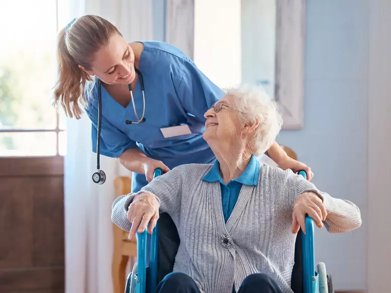 Opieka nad seniorem. Kiedy dom spokojnej starości to jedyna możliwość?