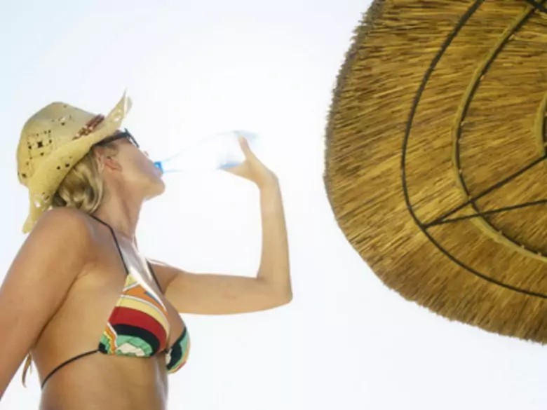 Jak chronić ciało i głowę podczas upałów?