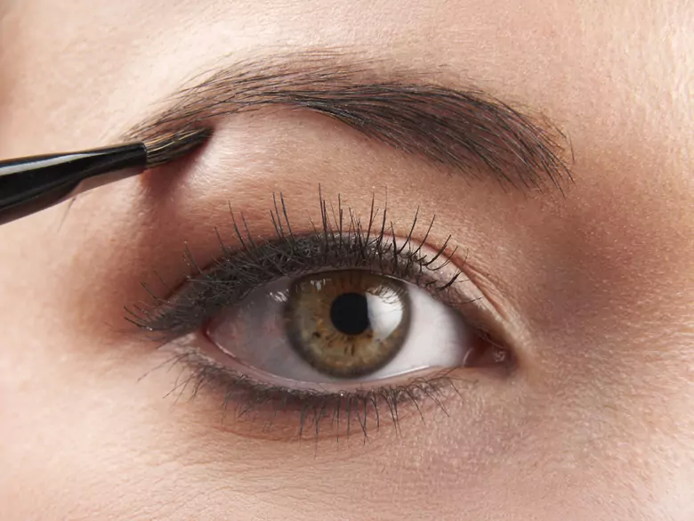 Odmłodzenie i odświeżenie. Dwa wyzwania dla skóry wokół oczu