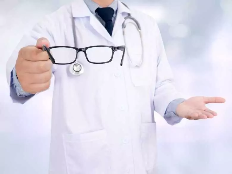 Bezpieczna podróż na święta. Zadbaj o oczy za kierownicą