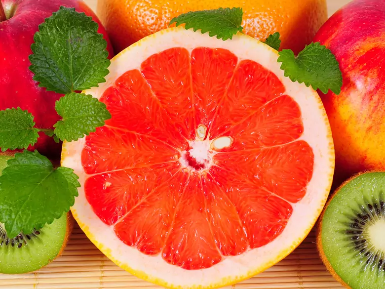 Jakie są korzyści z jedzenia owoców sezonowych?