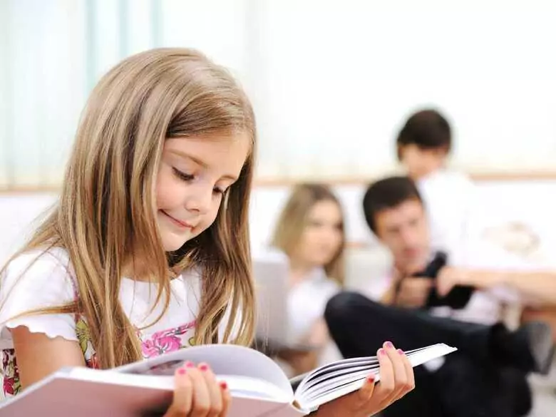 Tych kilka sposobów pozwoli Ci efektywnie wspierać dziecko podczas nauczania zdalnego