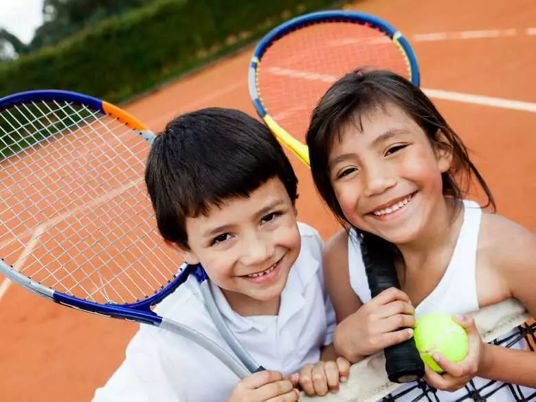Jakie są korzyści z praktykowania tenisa?