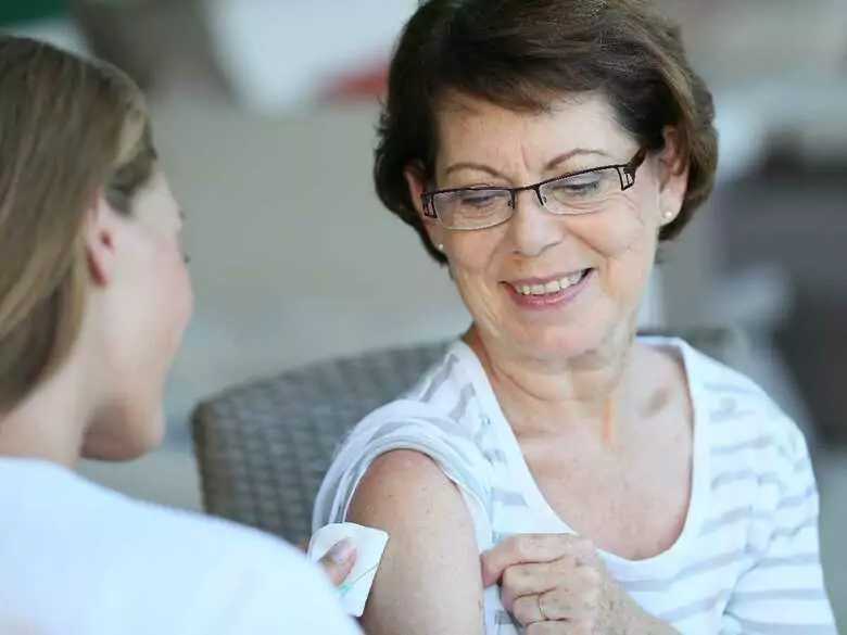 Trzecia dawka szczepionki na koronawirusa - kiedy i dla kogo?